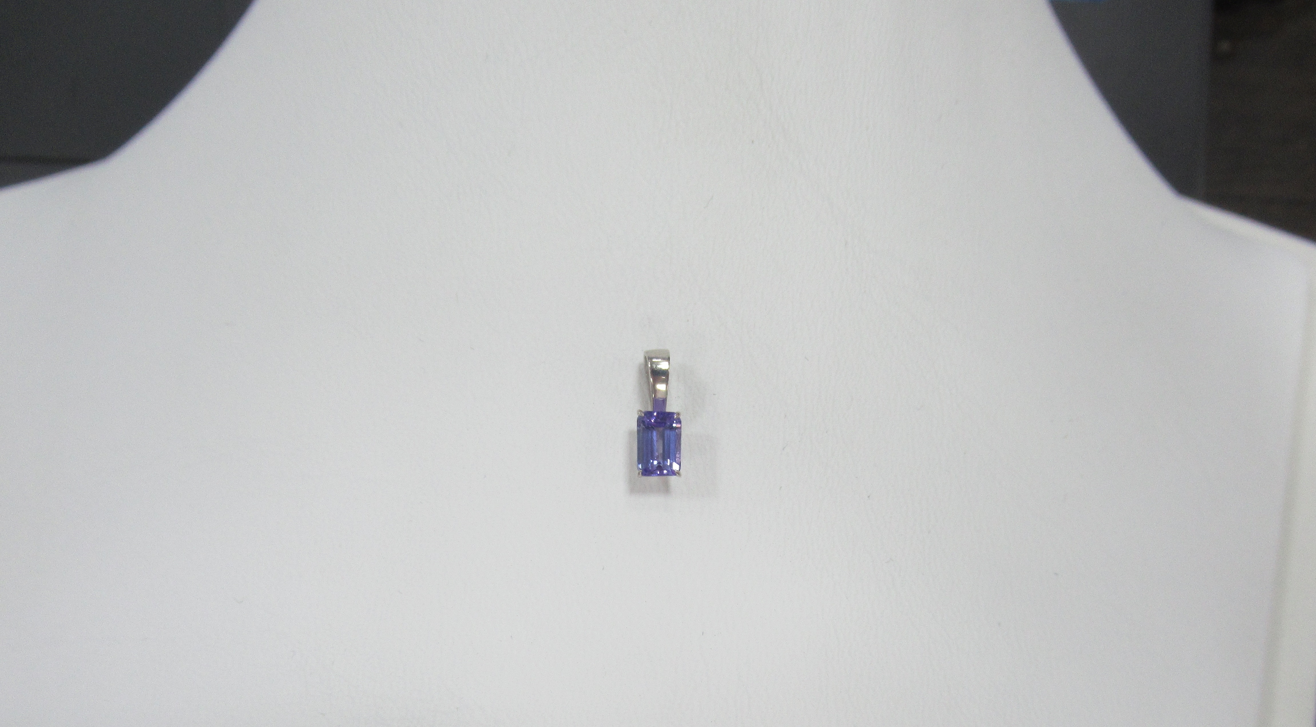 Подвеска из белого золота с танзанитом